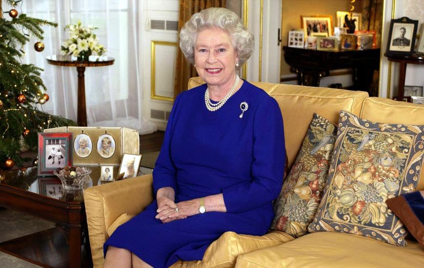 Kaum zu glauben, dass Elizabeth II. hier 75 Jahre alt ist, das Foto in ihrer Residenz entstand 2001.