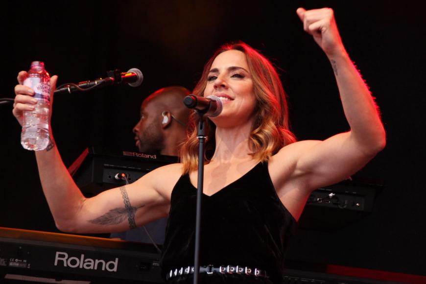 Melanie C präsentiert ihre Mega-Muckis!