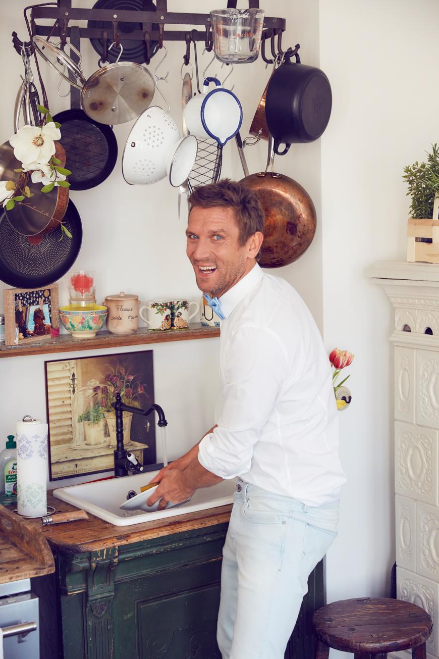Der Dschungelkönig von 2011 ist zwischen Restaurantverkauf und Smoothie-Foodtruck viel unterwegs. Jetzt will er die Stütze für Powerfrau Janni Hönscheid sein.