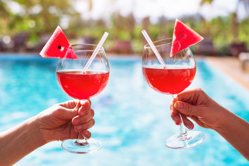 Du suchst nach einem coolen Cocktail für warme Sommerabende? Wir hätten da was für dich!