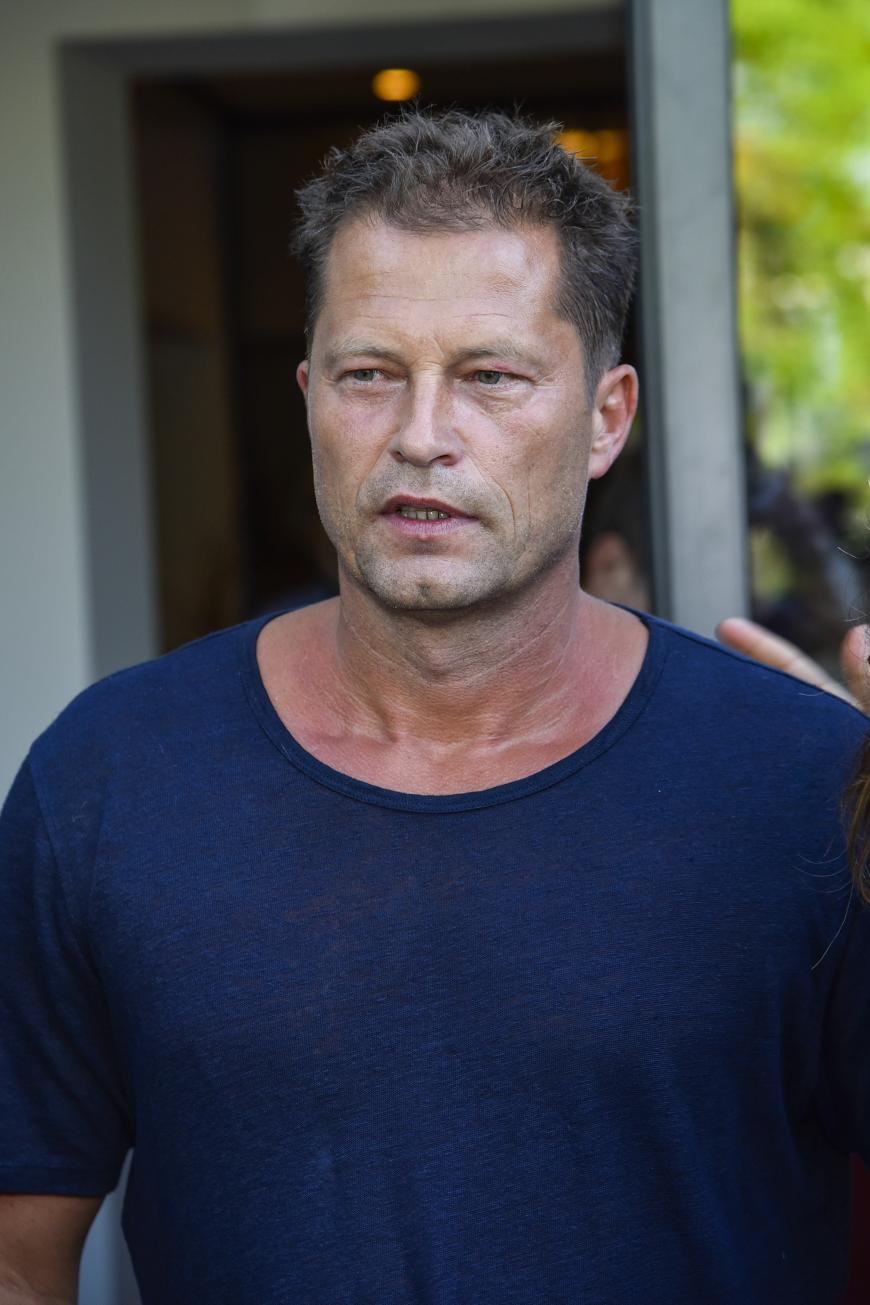 Wie Til Schweiger das wohl findet, der bei seiner Episode als Regisseur tätig ist?