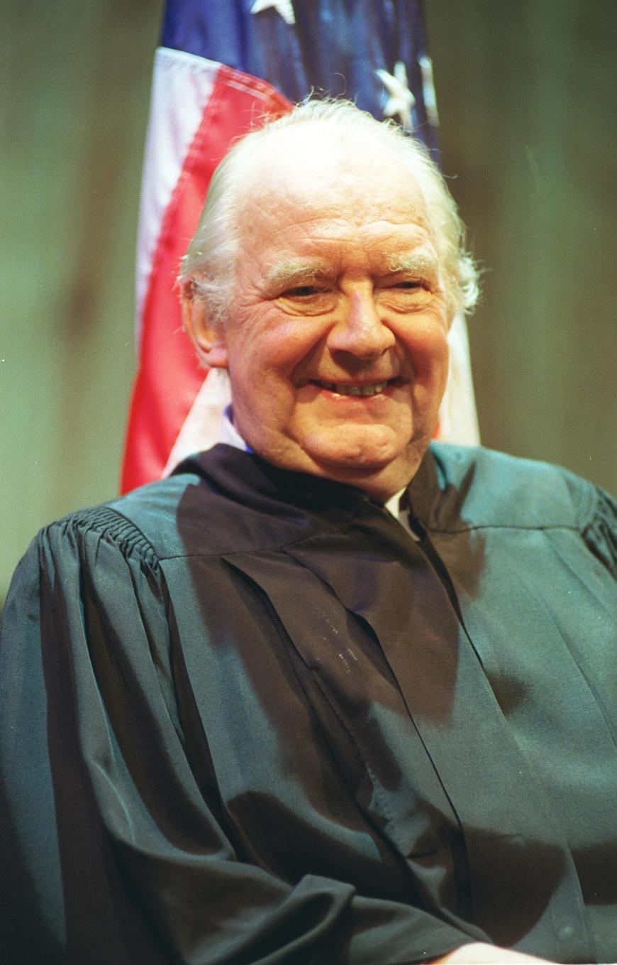 In „Harry Potter und die Heiligtümer des Todes – Teil 1“ spielte David Ryall den Zauberer und Dumbledores Freund Elphias Doge. 2014 starb er im Alter von 79 Jahren.