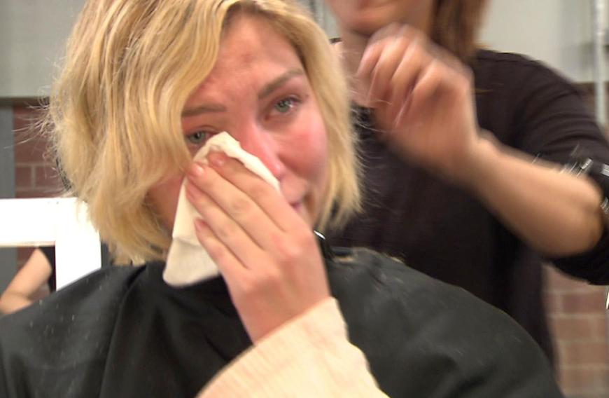 Bianca fällt es schwer, sich von ihren langen, blonden Haaren zu trennen.