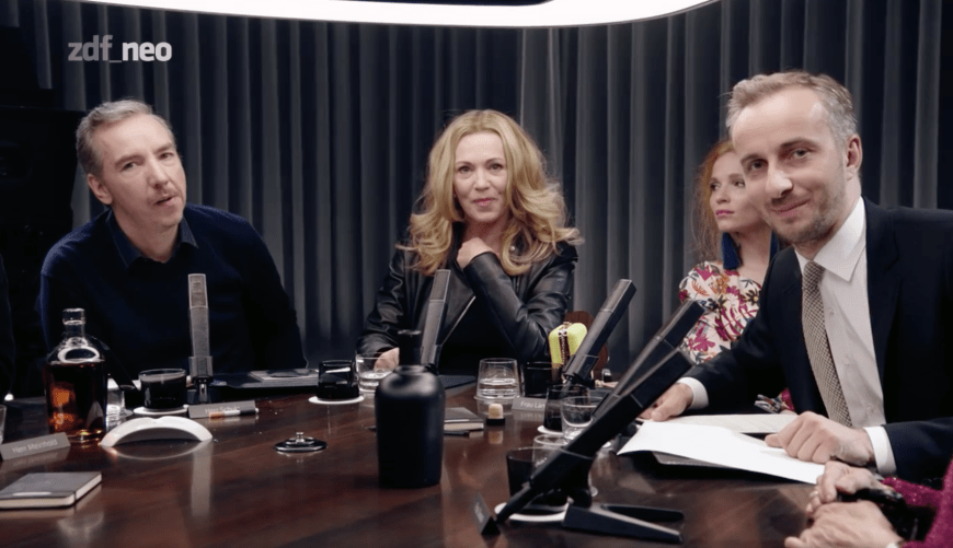 Die Gastgeber Olli Schulz (l.) und Jan Böhmermann (r.) hatten sich vier hochkarätige deutsche Schauspieler/innen eingeladen: Iris Berben (2.v.l.), Katharina Thalbach, Caroline Herfurth (2.v.r.) und Lars Eidinger. In Kostüm und Maske und in einer definierten Rolle, die sie improvisierend darstellen, nahmen sie als Talkgast an der Show teil.
