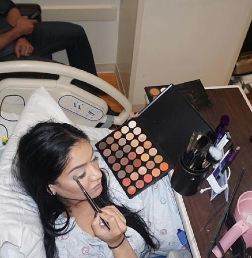 Die einen Frauen schreien ihre Schmerzen weg, Beauty-Bloggerin Alaha lenkt sich während der Wehen mit dem Schminken ab.