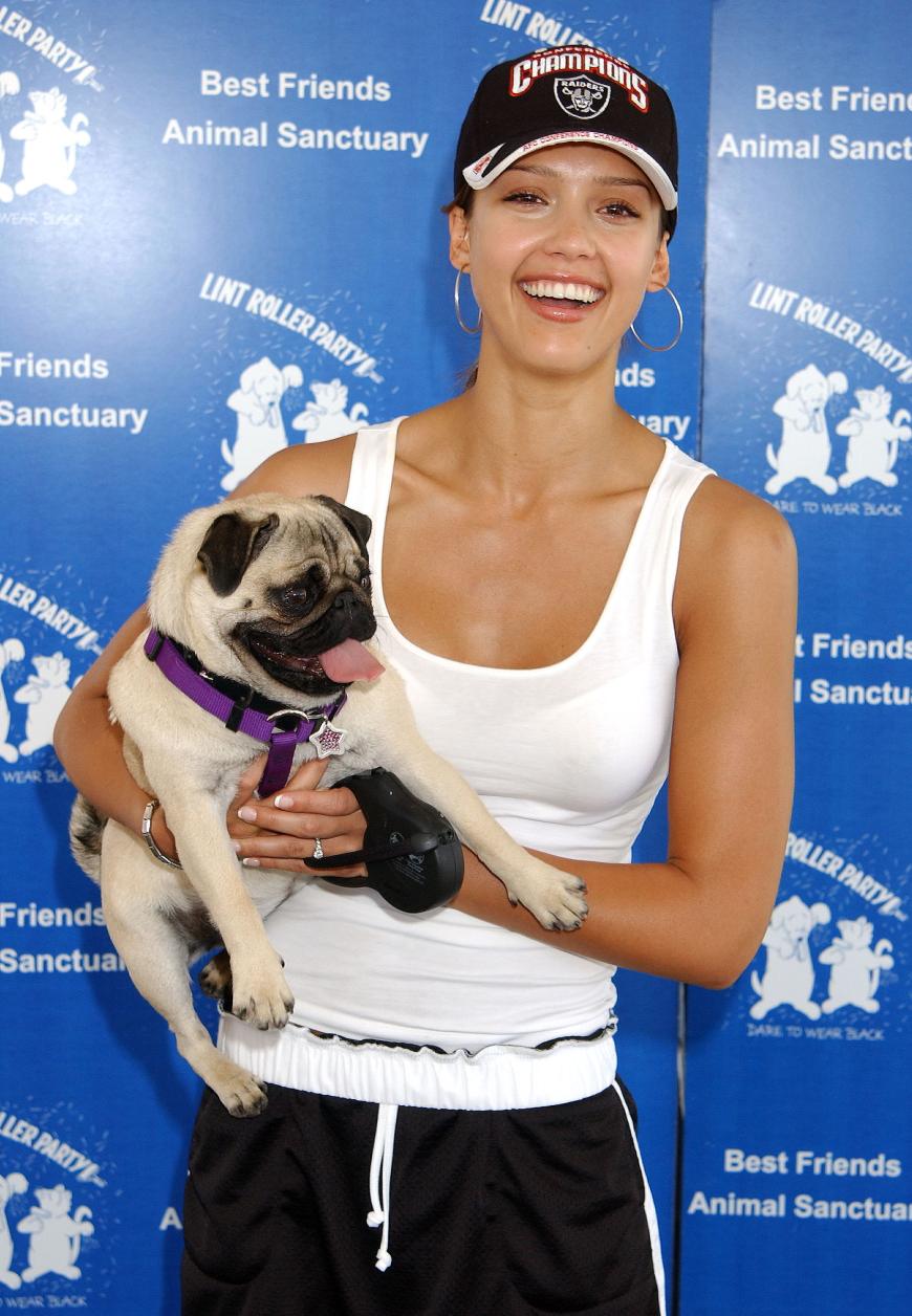 Jessica Alba 2003 mit ihrem geliebten Mops Sid - damals war sie gerade mal 2 Jahre alt.