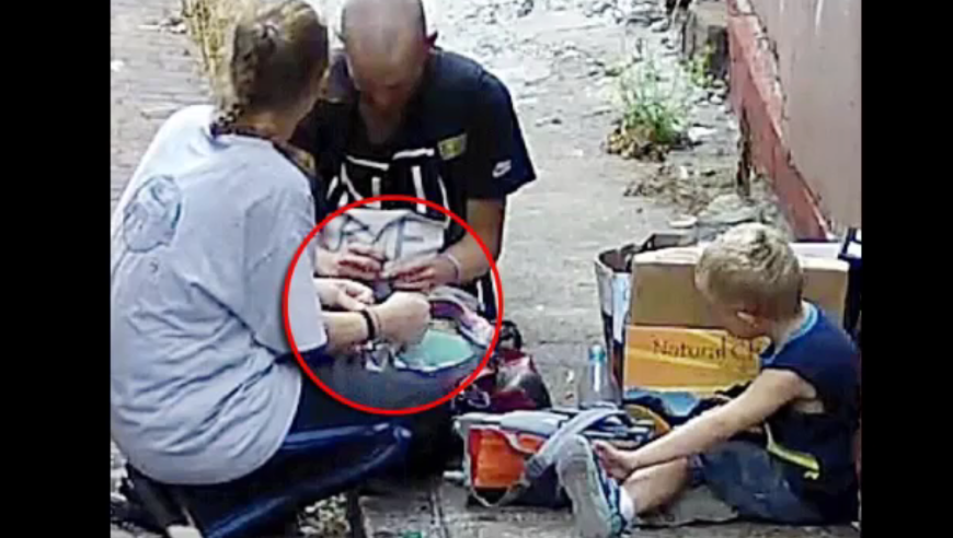 Videoaufnahmen zeigen die Mutter und einen Bekannten, wie sie vor den Augen ihres Sohnes Heroin konsumieren.