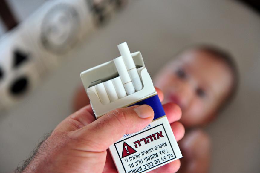 In der Nähe von Babys zu rauchen ist unverantwortlich! Ein Bulgare geht jetzt noch mal einen ganzen Schritt weiter und hält seinem kleinen Kind tatsächlich eine Zigarette in den Mund.