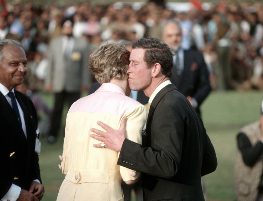 Hochgradig erschreckend: Diana spricht auch über eine kurzen Liebelei mit ihrem damaligen Leibwächter Barry Mannakee, in den sich die Prinzessin während ihrer Ehe mit Charles verliebte. Kurz nachdem diese ans Licht kommt, stirbt Mannakee unter mysteriösen Umständen.