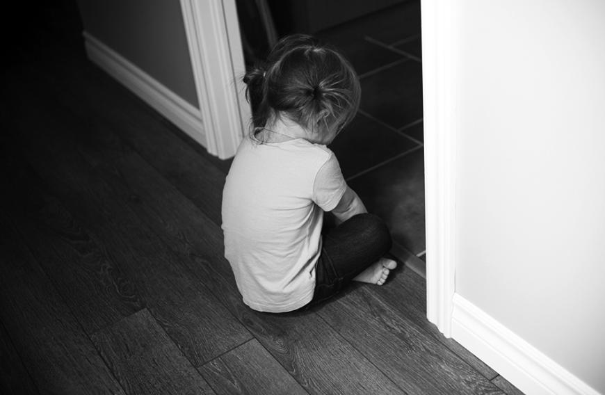Verstört und wimmernd: 3-Jährige sitzt in Blutlache neben der Leiche der eigenen Mutter! Ein solches Drama ereignete sich jetzt in der Stadt Detmold.