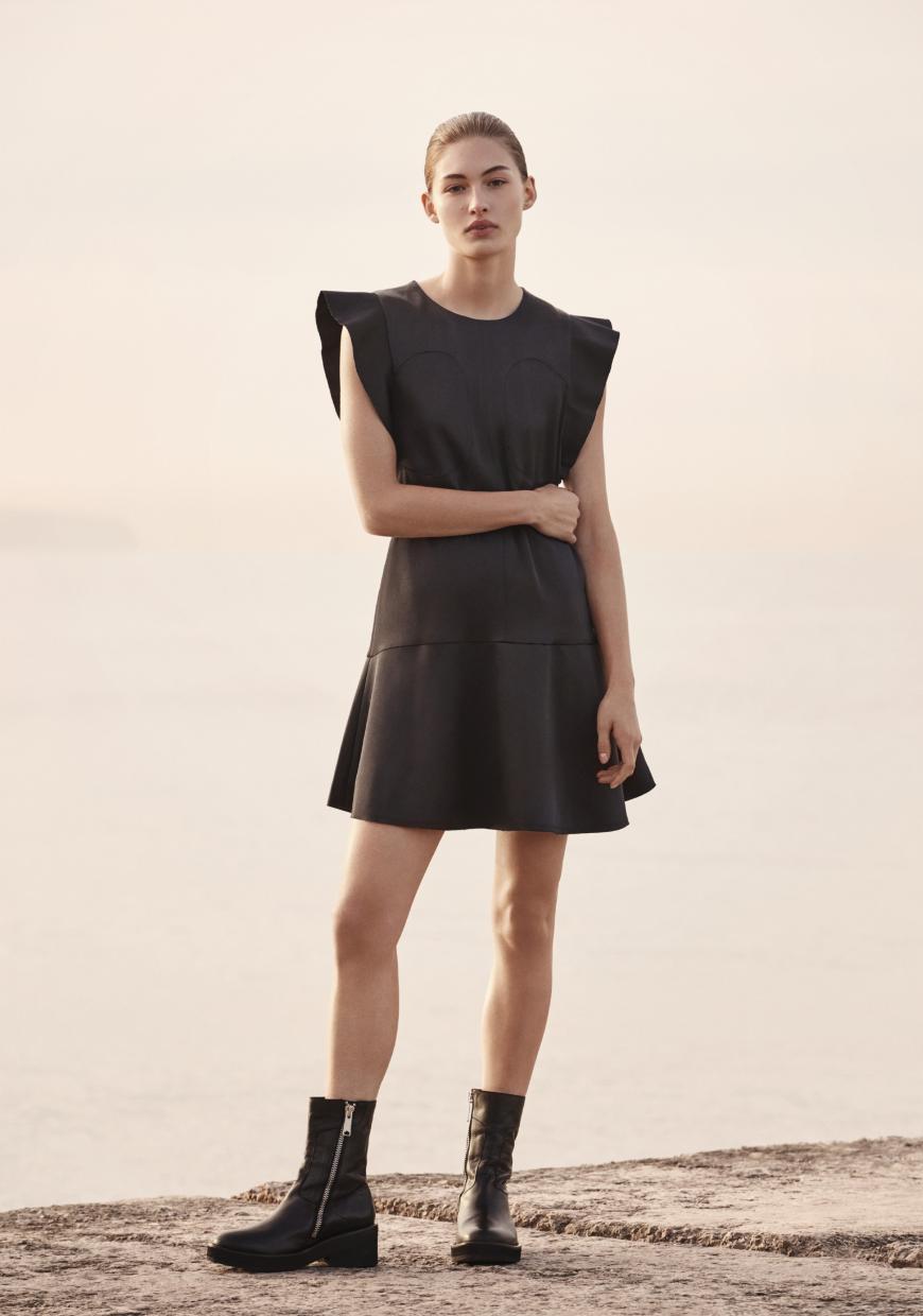 Wow, dieses feine Kleid (80€) kombinieren wir ganz easy mit den derberen Boots (20€), so ist der Stilbruch perfekt!