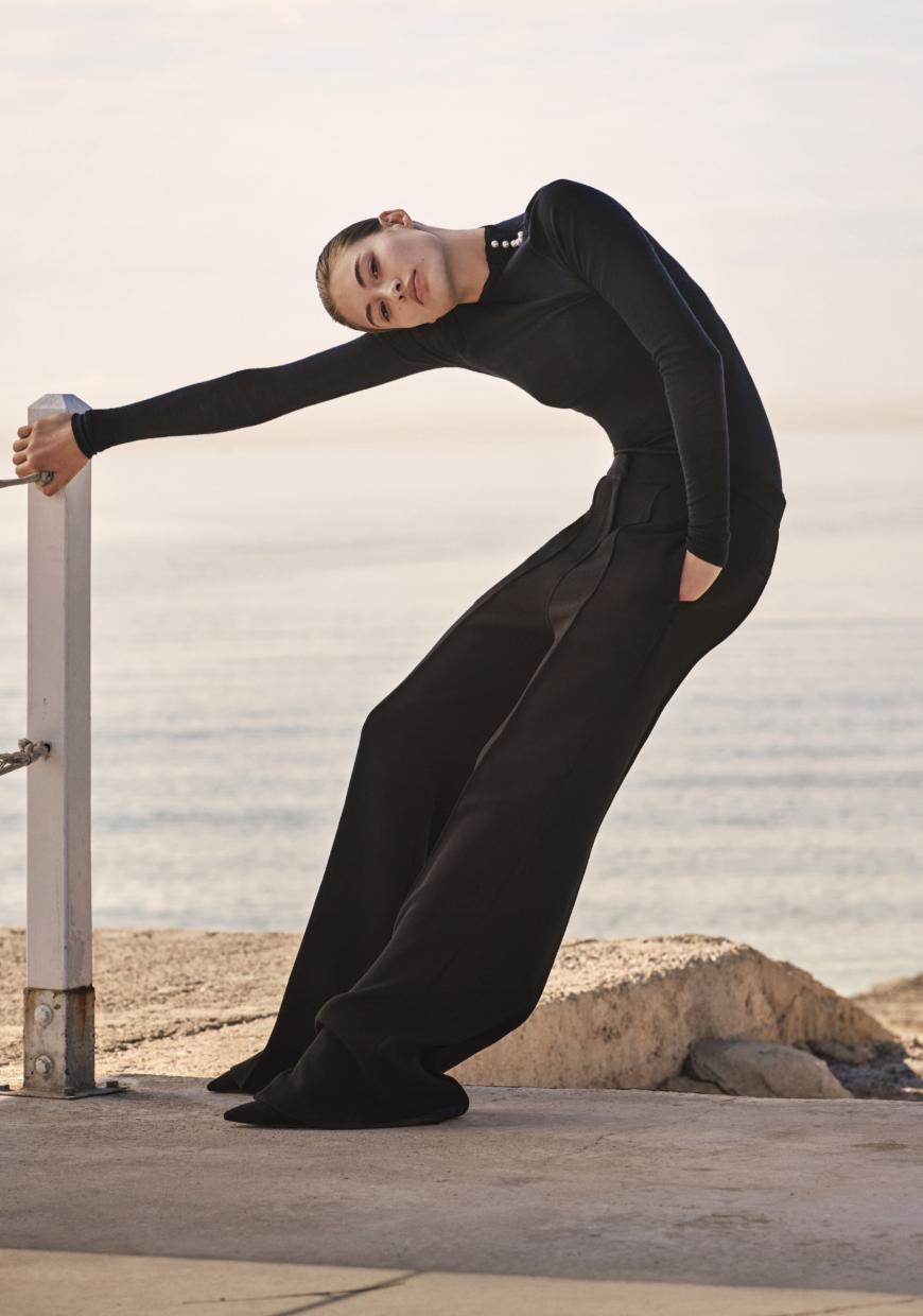 Eines unserer Favorite-Pieces ist diese Hose (100€), vor allem, wenn man sie mit dem zarten Rolli mit Perlen-Verzierung (50€) kombiniert!