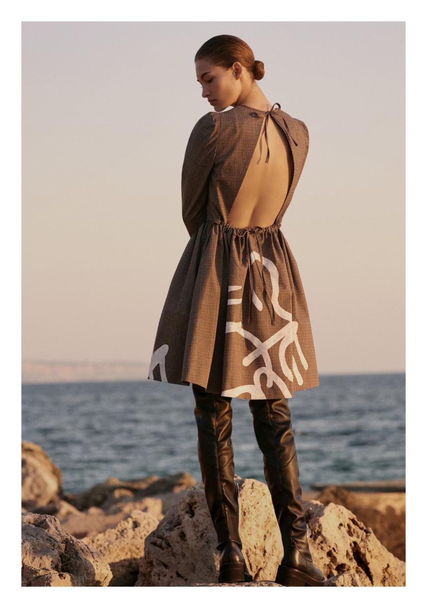 Graffiti-Look gepaart mit kleinen Karos, sehr cool! Dieses Kleid (150€) und die Leder-Overknee-Stiefel (200€) erinnern uns sehr an die beliebte Großstadt New York!