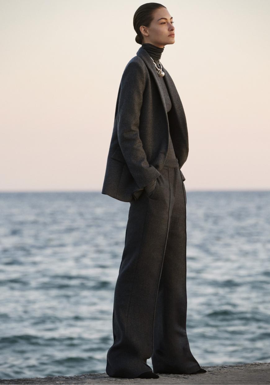 Der Look dieses Models ist eindeutig von den Boys geklaut, aber auch an uns Ladies super heiß! Blazer (150€), Rolli (10€) und Hose (90€) sind vielseitig kombinierbar und super hot!