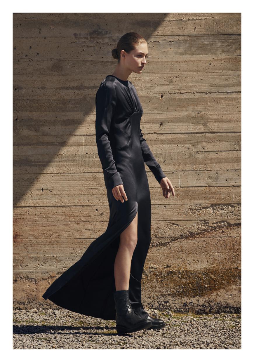 Dieses Kleid steht auf unserer Herbst-Winter-Shopping Wishlist ganz weit oben, denn wir können es festlich tragen, aber auch auch mit Boots casual!