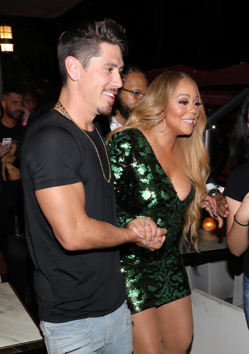Auf ihren hohen Schuhen und den Zusatz-Kilos muss Mariah Carey andauernd gestützt werden - hier von Lover Bryan Tanaka.