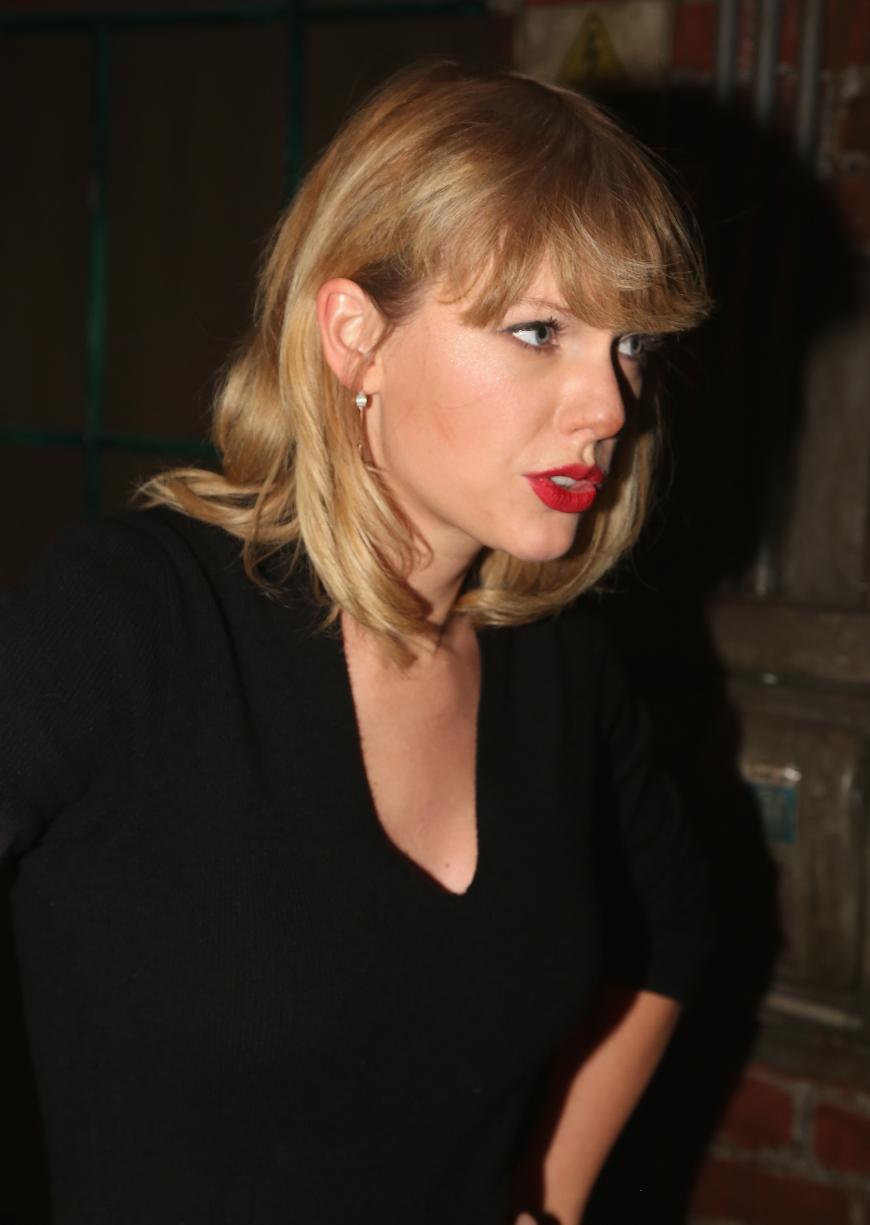 Taylor Swift hat gerade den Prozess gegen den DJ gewonnen, der ihr 2013 bei einem Treffen unter den Rock und an den Po gefasst hat. Jetzt ist ihre Jugendliebe erneut angeklagt worden - wegen Kindesmisshandlung.