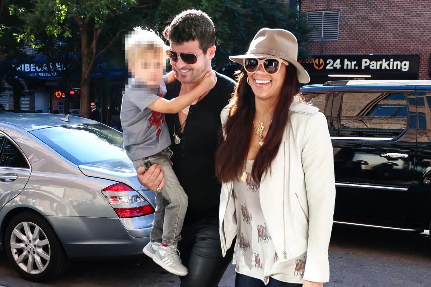 Diese Familie ist passé: Robin Thicke und Paula Patton lernten sich 1991 kennen, als sie 16 und er 14 war. Zwei Jahre später wurden sie ein Paar. 2010 kam Sohn Julian zur Welt, für den Thicke nun ein Besuchsrecht hat.