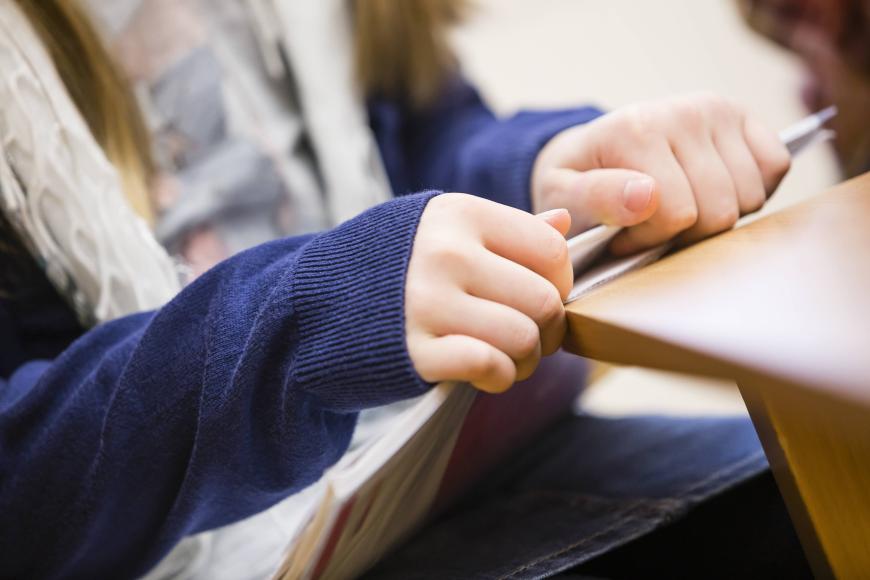 In den USA misshandelten zwei Lehrkräfte ein autistisches Kind: Sie zogen den Siebenjährigen an Händen und Füßen durch den Flur.