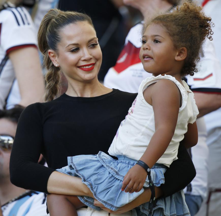 Nach dem WM-Sieg wollten alle mal die damals dreijährigen Zwillinge auf dem Arm haben. Hier Mandy Capristo ...
