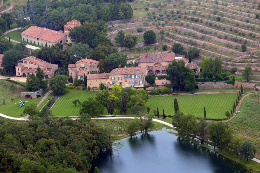 Der Grund: Brangelina soll die Rechnungen für die Umbaumaßnahmen in ihrem „Château Miraval