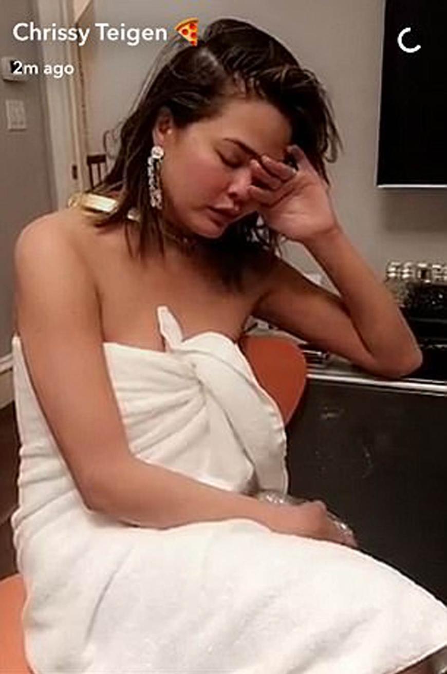 Katerstimmung! Solche Aufnahmen von Chrissy Teigen bei Snapchat nach einer alkoholreichen, durchzechten Nacht sind nicht selten.