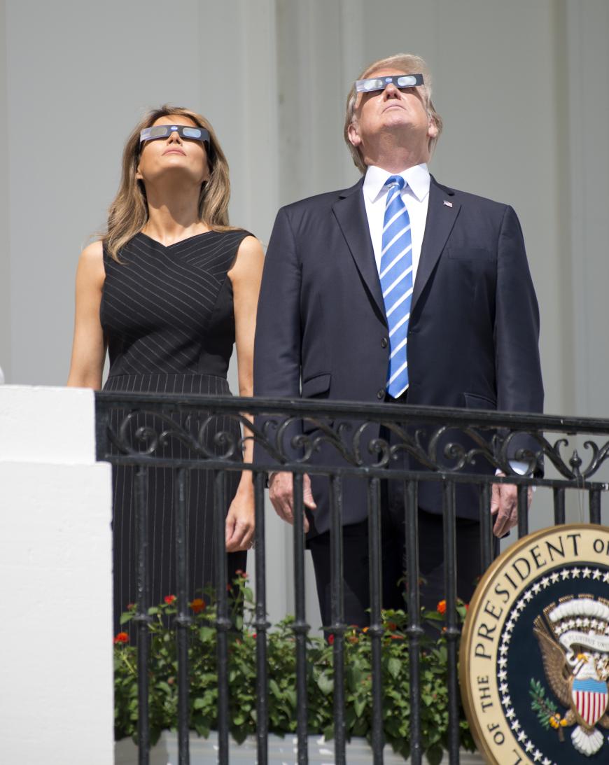 Dann kommt er doch zur Vernunft. Melania und Donald Trump bestaunen die Sonnenfinsternis in den USA.
