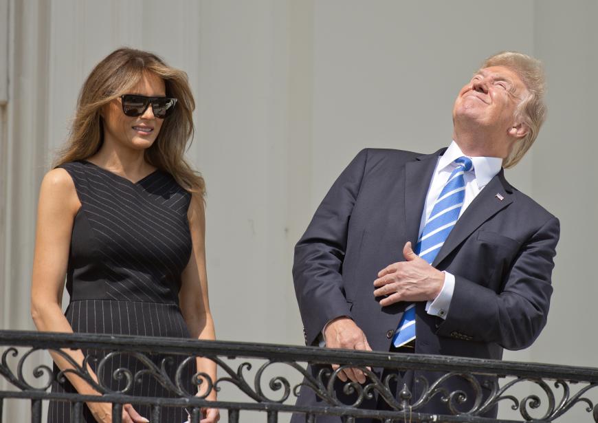 Entgegen der Warnung ohne Schutzbrille die Sonnenfinsternis zu beobachten, kann der US-Präsident es sich nehmen lassen. Die Mimik seiner Frau spricht Bände …