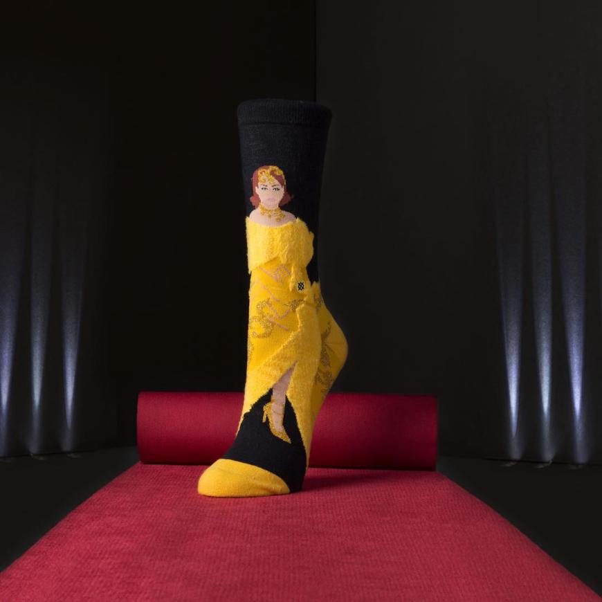 Rihanna als Socken, in einer gelben Robe, die sie mal auf der Met Gala trug.