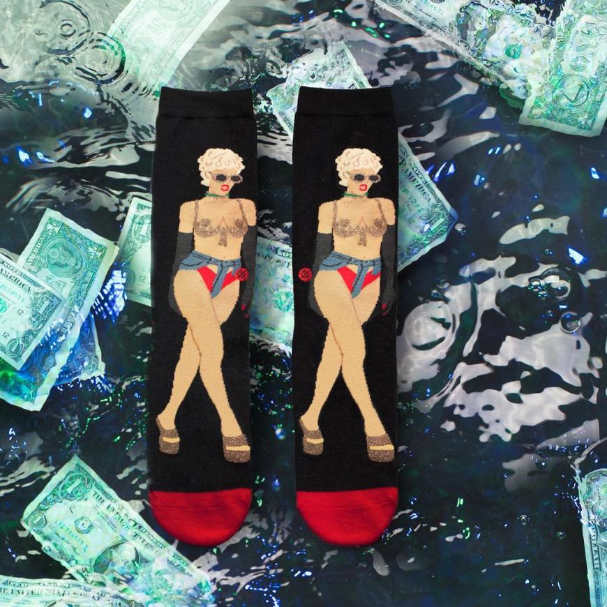 Passender Background, denn wir fragen uns, ob Stars mittlerweile alles tun, um Geld zu machen oder ob die Socken ein neues Fashion It-Piece sind?!