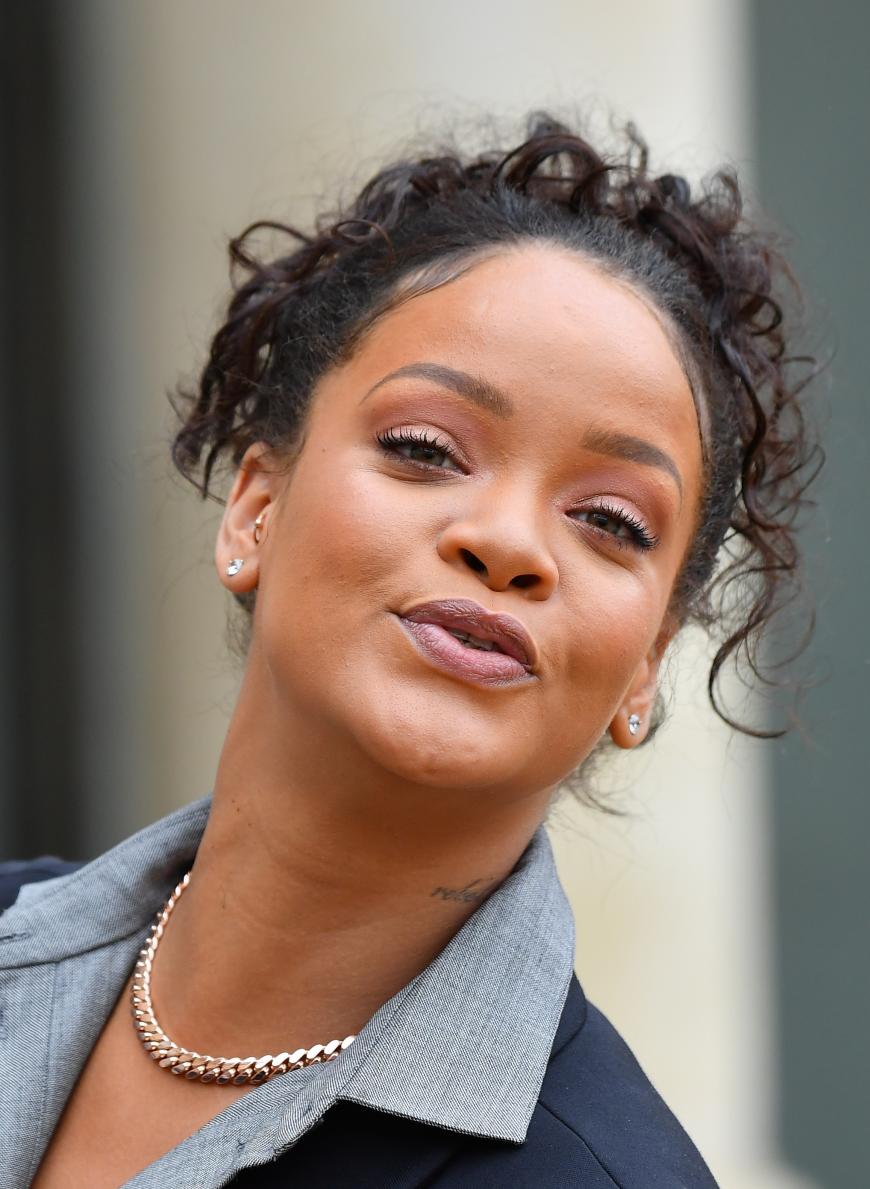 Wir lieben Rihanna und ihre Musik, doch brauchen wir wirklich Socken mit der Sängerin drauf?