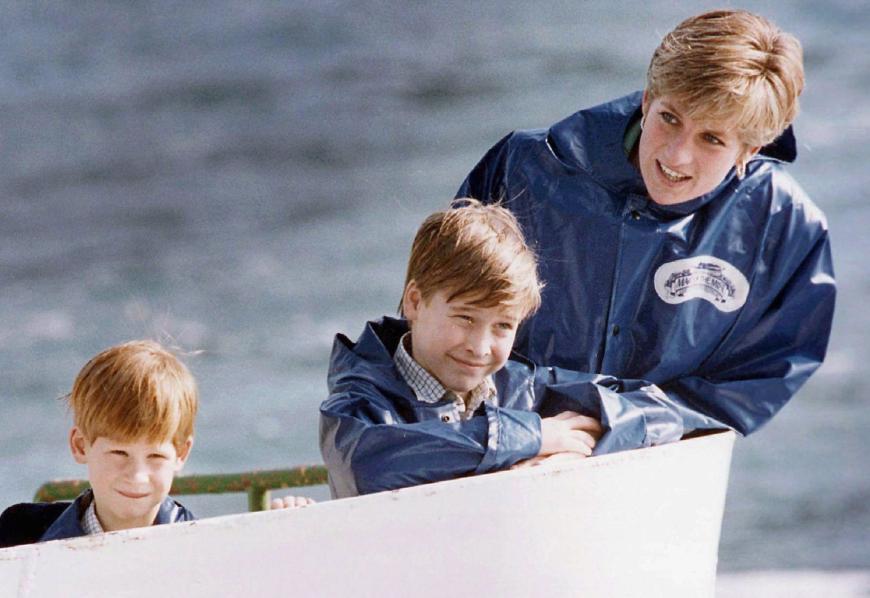 Prinzessin Diana mit William und Charles beim Segeln.