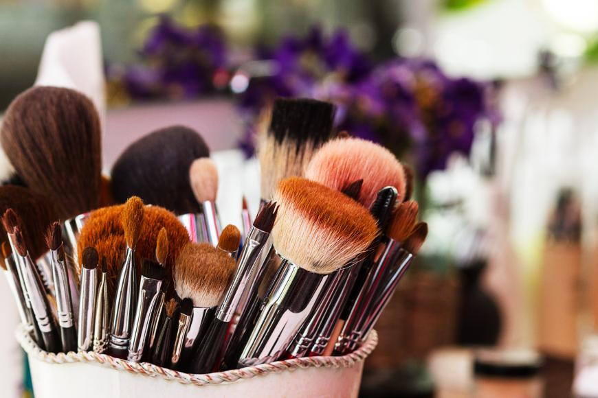 Deine Beauty-Pinsel sollten mindestens ein Mal wöchentlich gründlich gereinigt werden.