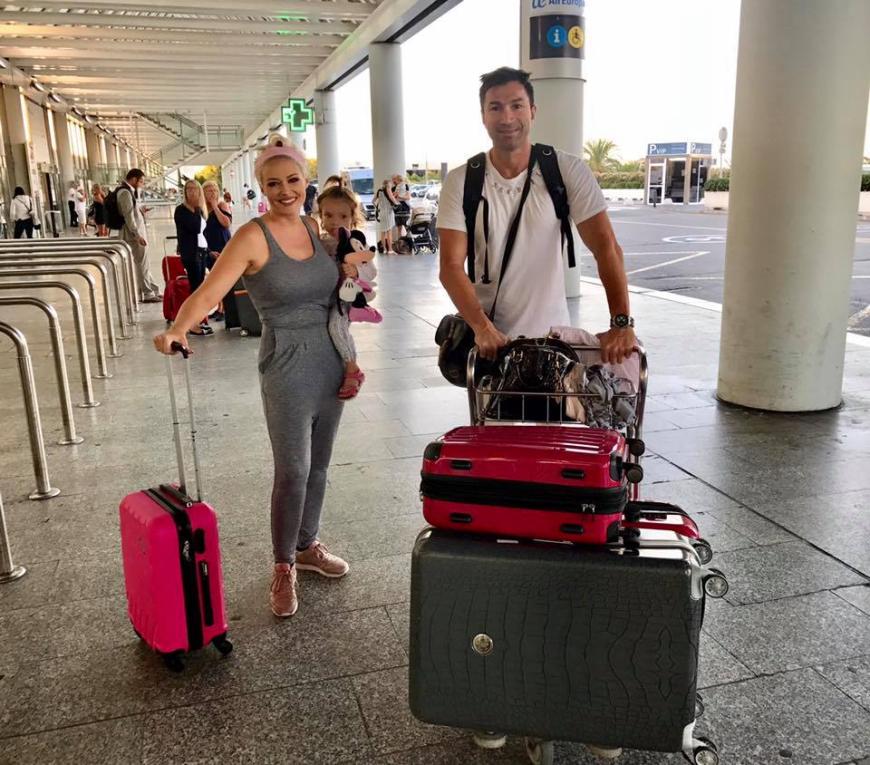 Daniela Katzenberger, Lucas Cordalis und Sophia abflugbereit am Flughafen in Palma.