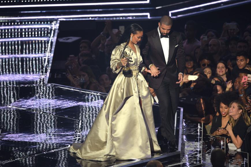 Drake versucht wieder die Aufmerksamkeit der Sängerin für sich zu gewinnen