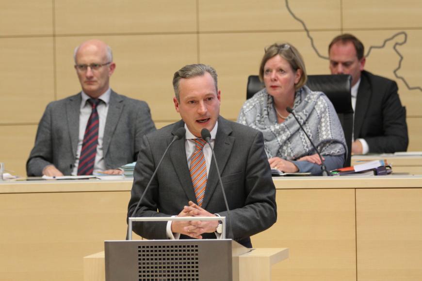 Der Historiker, Unternehmens- und Kommunikationsberater war seit 2005 Mitglied des Kieler Landtages.