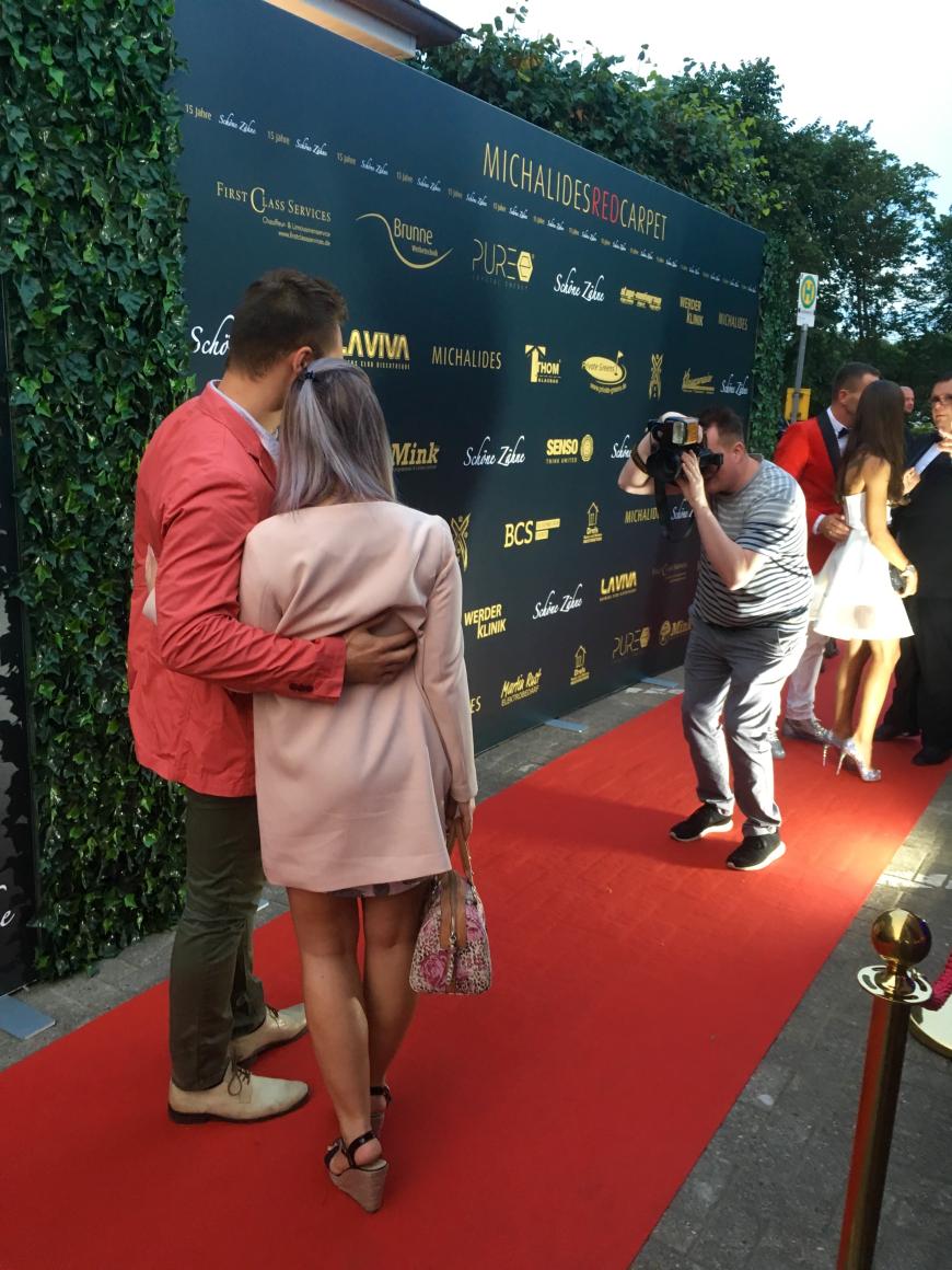 Liebe im Blitzlicht: Jenny und Rafael halten sich fest – und der Fotograf hält ihre Gefühle fest!