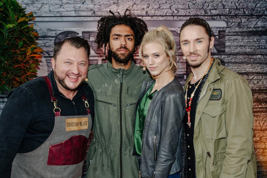 Koch-Coach Sebastian Lege mit Noah Becker, Larissa Marolt und Gil Ofarim.