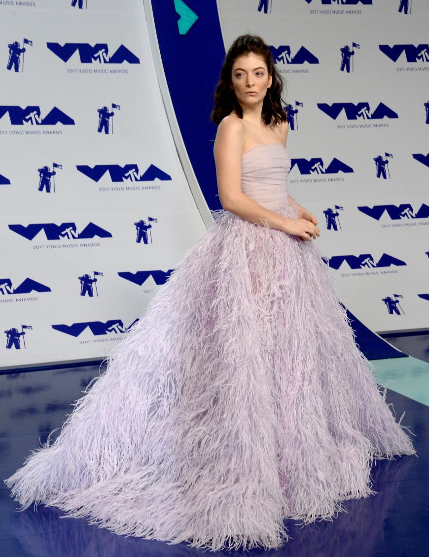 Die Sängerin Lorde erschien in einem Traum aus Flieder, nur den Hair- und Make-up Artist würden wir feuern. Unten hui, oben pfui.