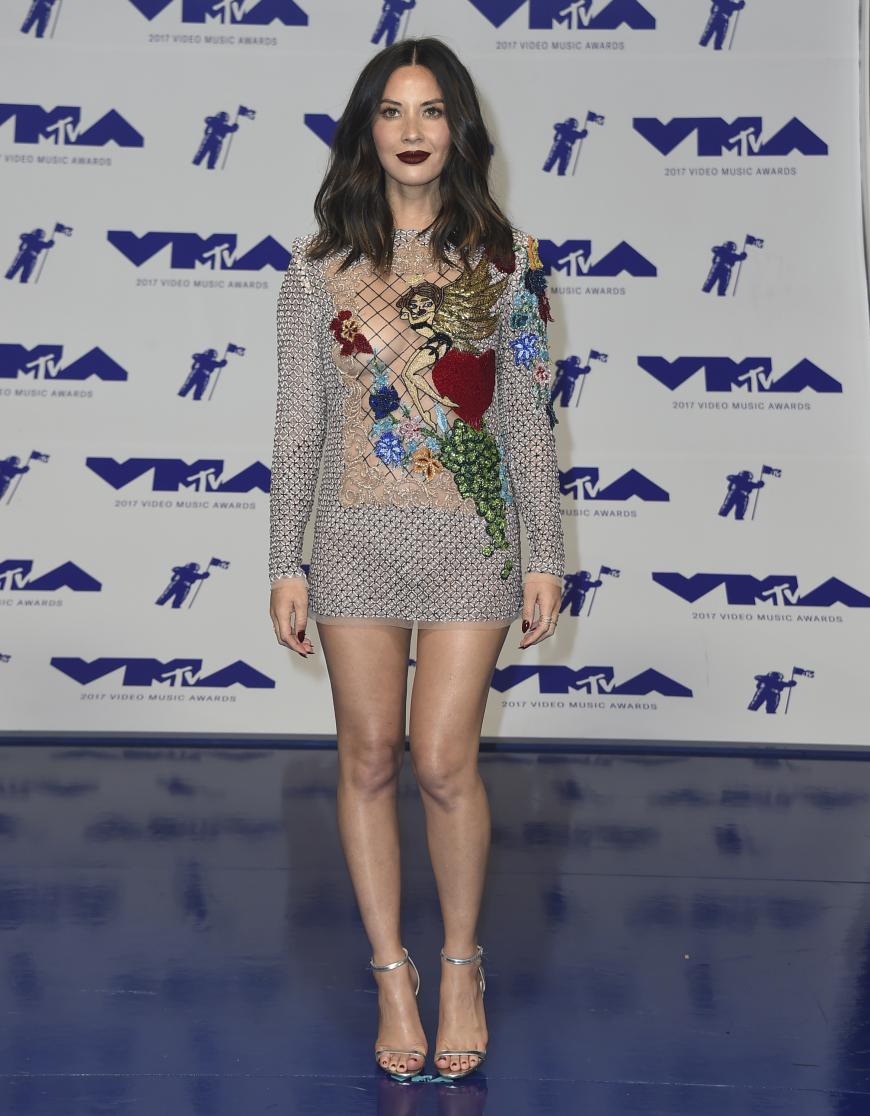 Dieses Kleid ist auch ein Kandidat für cool oder gruslig... Olivia Munn trug eine ganze Geschichte auf dem super Mini-Kleid, aber irgendwie war das Kleid so gut farblich mit dem Make-up abgestimmt, dass wir uns für Daumen hoch entschieden haben!