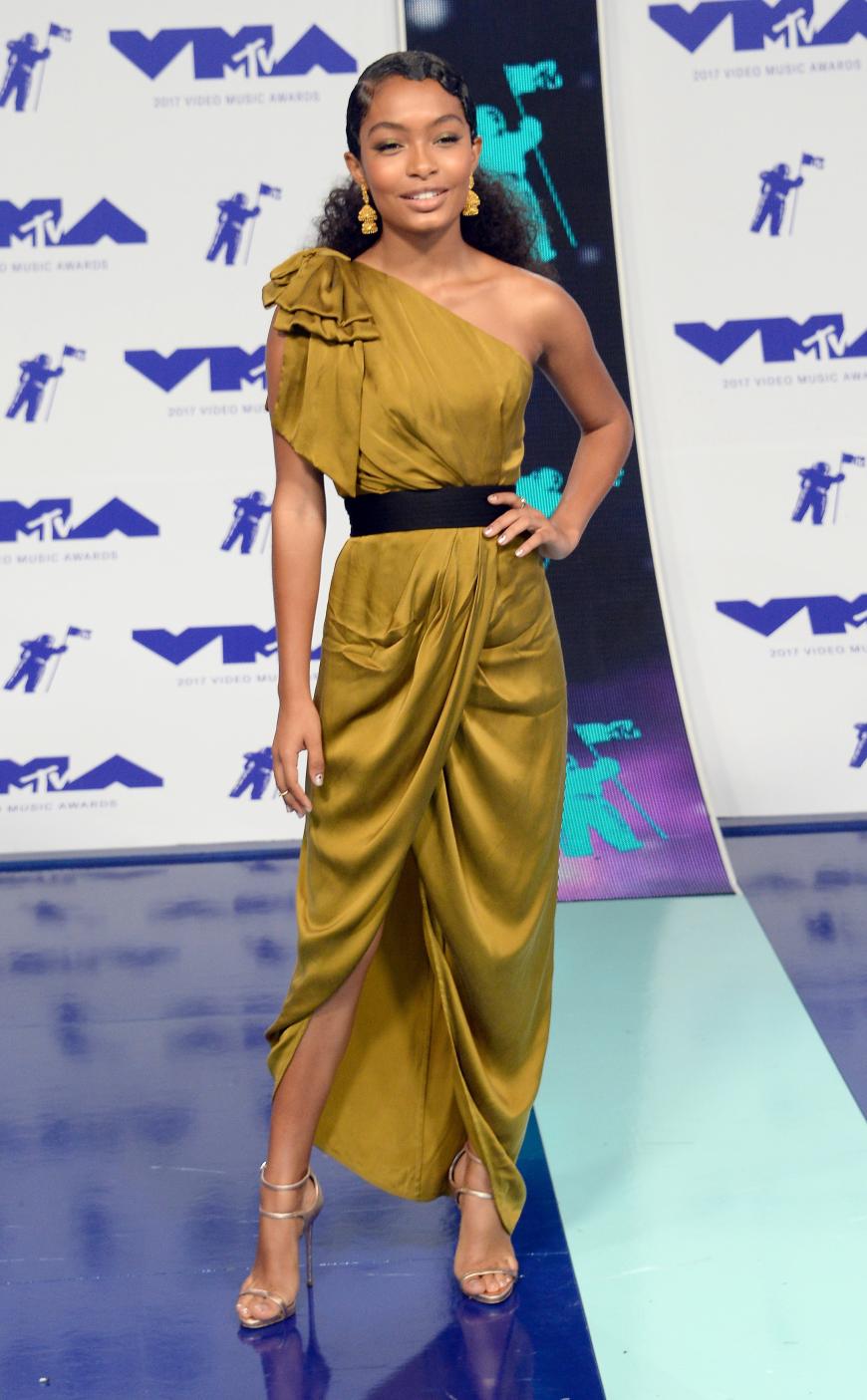 Die iranisch-amerikanische Schauspielerin Yara Shahidi wählte einen Ton für ihre Robe, der perfekt mit ihrer Haut harmonierte. TOP!