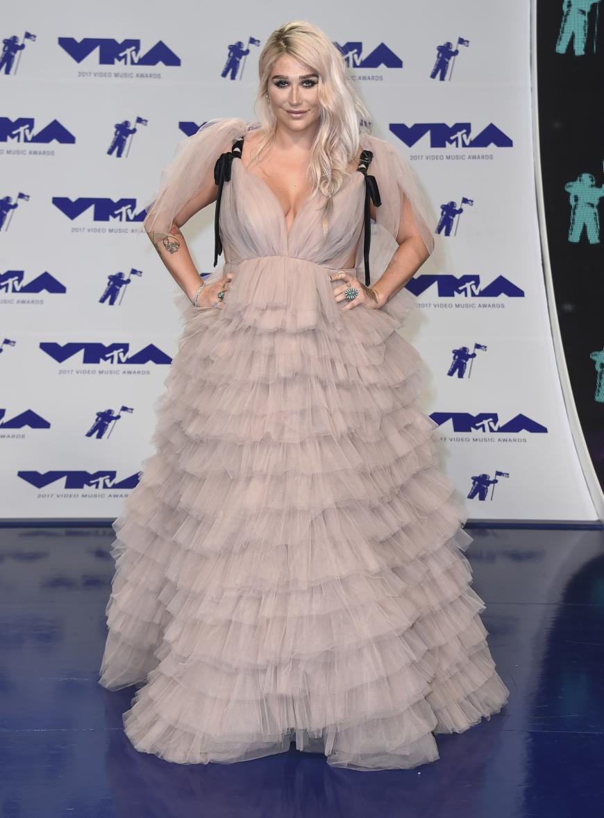 Ein sehr unvorteilhaftes Kleid trug die Sängeirn Kesha, die in letzter Zeit runder geworden ist. Doch dieses Kleid trug noch mal extra auf...