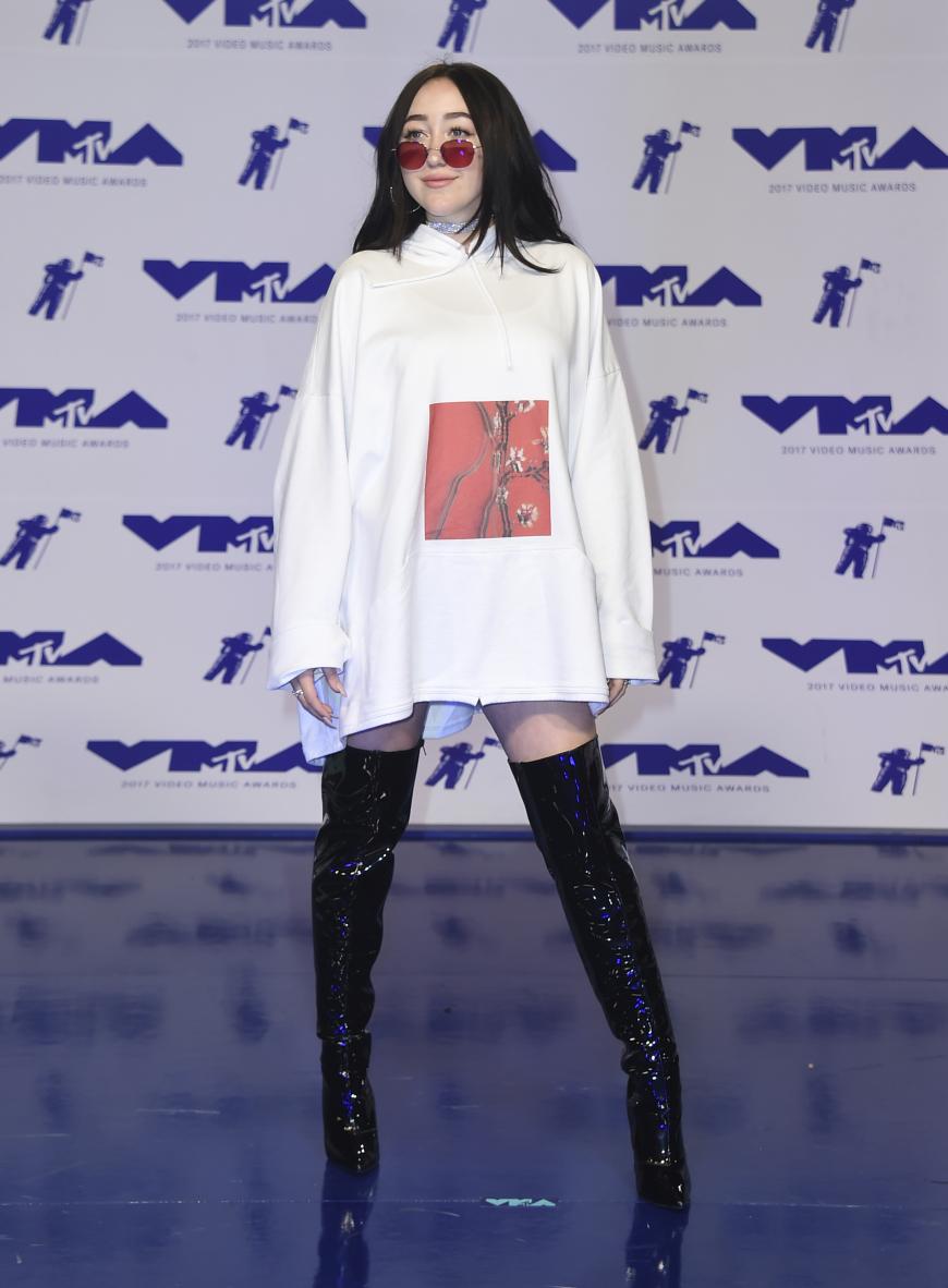 Irgendwie war das Motto bei den MTV VMA Outfits gestern Abend vor allem eins, billig. Noah Cyrus, die kleine Schwester von Miley, hatte ein schreckliches Ensemble an.