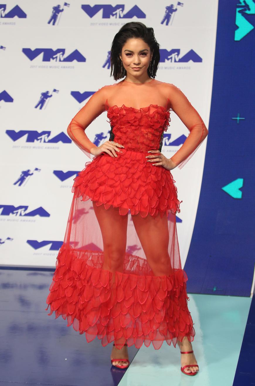 Vanessa Hudgens Kleid sah bis zur Hüfte super und dann sieht es sehr merkwürdig aus, insgesamt zwar schön, aber irgendwie zu verrückt.