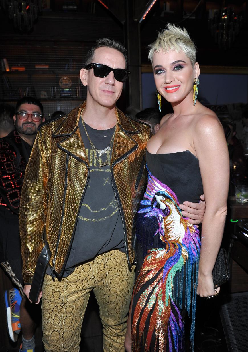 An der Seite von Jeremy Scott sah das Bäuchlein von Katy Perry verdächtig rund aus. Ist sie schwanger, oder hat sie einfach am Party-Buffet zugeschlagen?