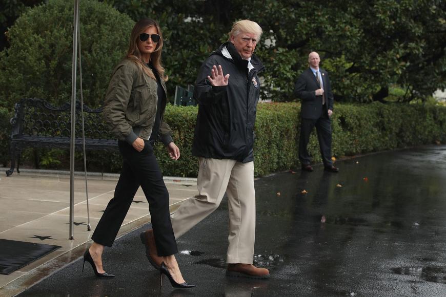 Peinlich, dieser Auftritt ging mächtig daneben. Melania Trump stöckelt mit High Heels durch das texanische Hochwassergebiet, wo gerade der Ausnahmezustand herrscht...