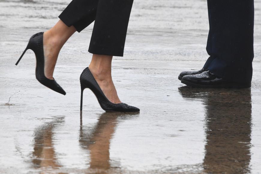 Präsidenten-Gattin hin oder her, bei so einem ernsten und traurigen Staatsbesuch sollte man Gummistiefel, Boots oder Sneaker tragen. Michelle Obama besaß im Gegensatz zu Melania dieses Feingefühl.