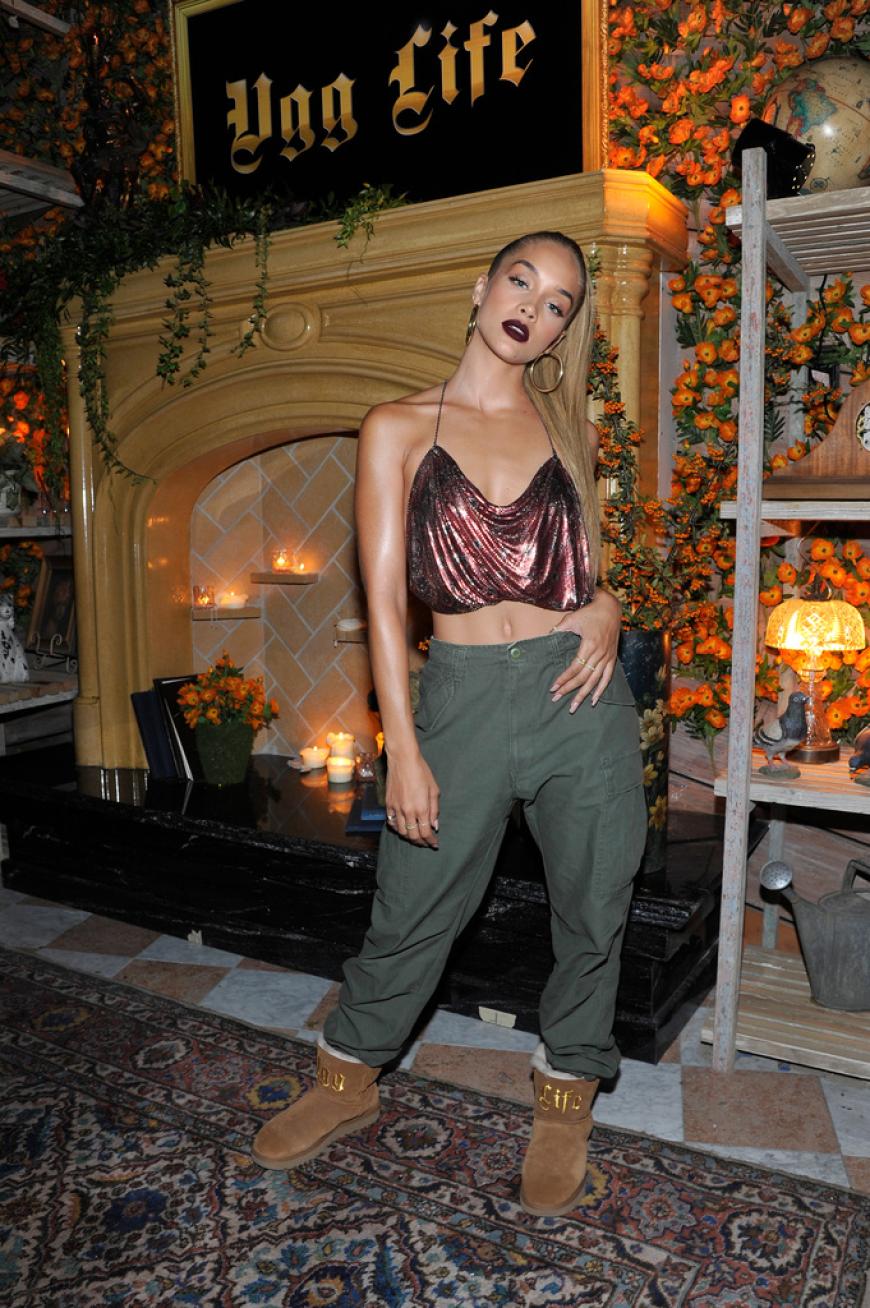 Ahhhh Jasmine Sanders verzaubert uns einfach immer, auch in einem Look, der zu den bequemen UGG-Boots passt. Heiß!