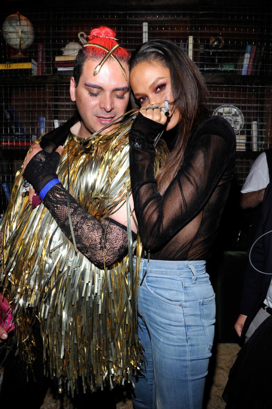 Der Paradiesvogel Markus Molinari mit dem schönen Model Joan Smalls.