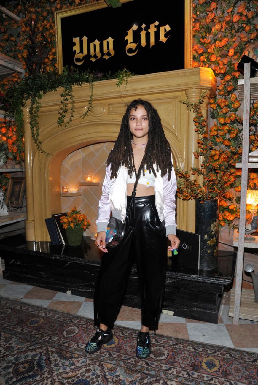 Die amerikanische Schauspielerin Sasha Lane trug ein sehr stylisches Outift, ABER keine UGGs...